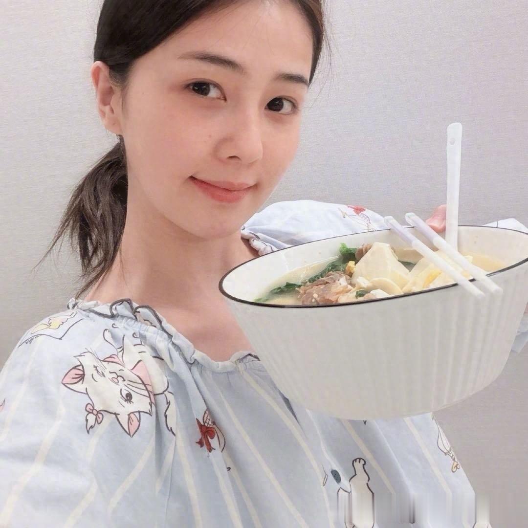白鹿素颜做饭自拍
