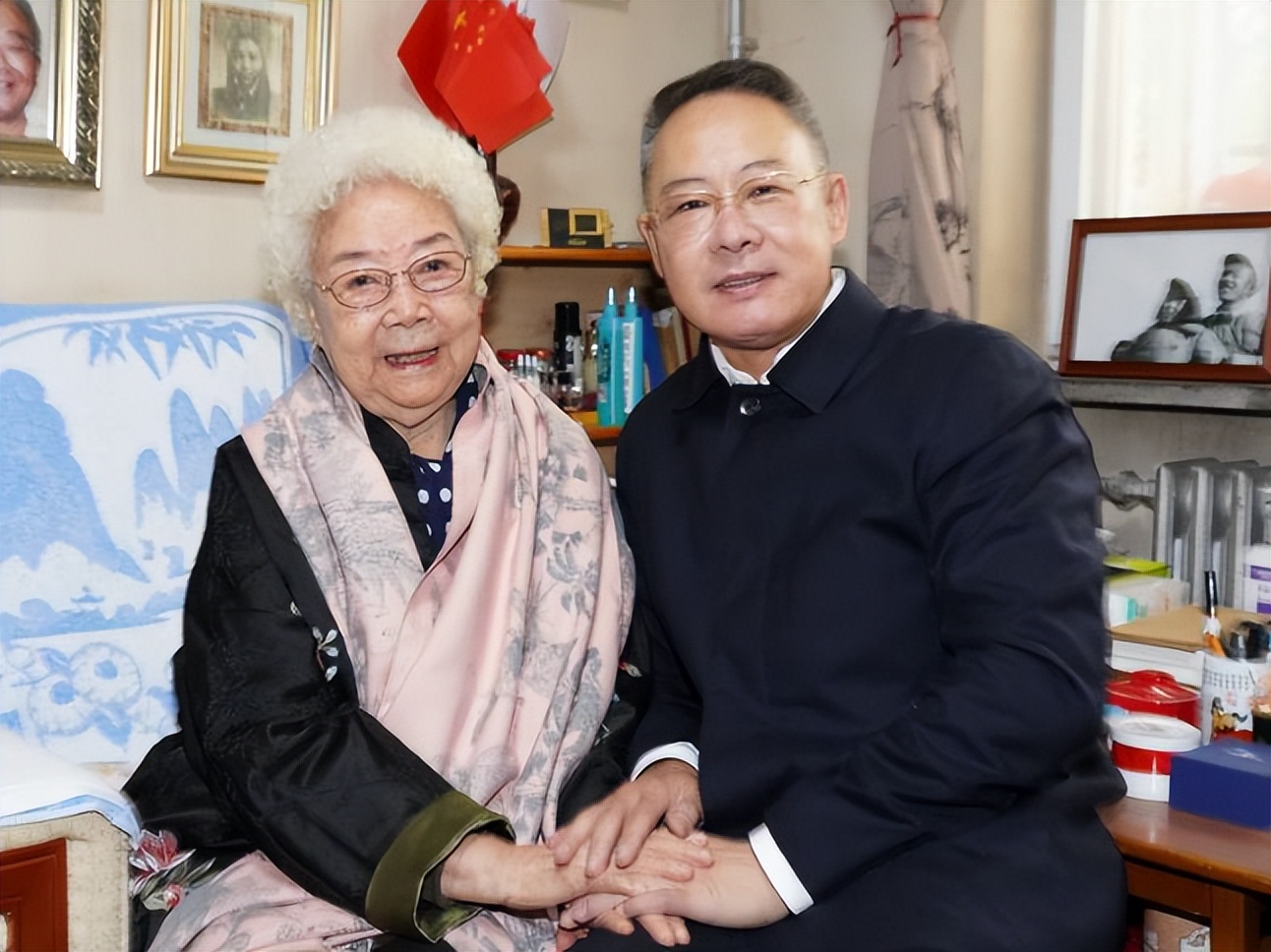 98岁的田华也没想到，风光一辈子老了住旧房子，孙子成了晚年依靠