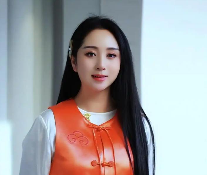 她靠星光大道一炮而红，却因当小三前途尽毁，如今沦为了家庭主妇