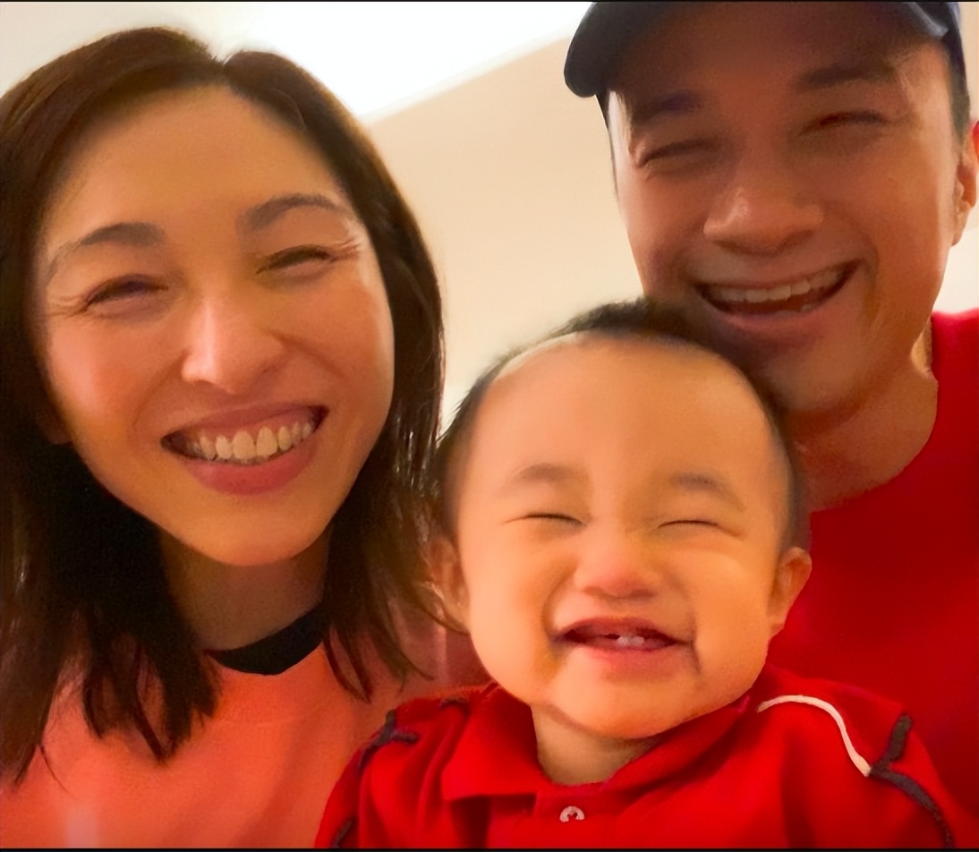 香港知名男星小儿子罕曝光，57岁太太产后状态惊艳，素颜气色极佳