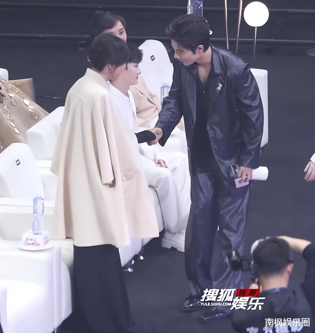 上海这一夜，和孙俪挨着坐的肖战，让所有人见识了他的江湖地位