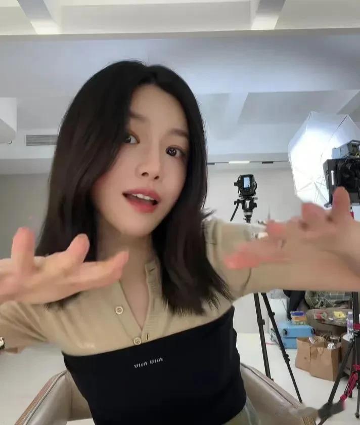 42岁离婚后更辣？陈妍希杀疯了，她的腰臀比和少女感谁看了不迷糊