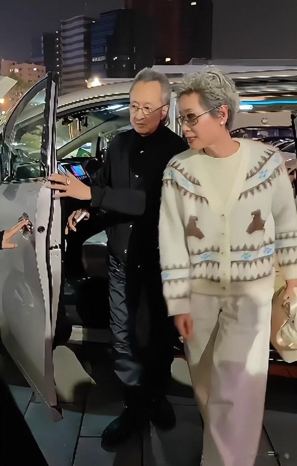 83岁卢海鹏开演唱会，上台颤颤巍巍要人扶，和小8岁陈百祥像父子