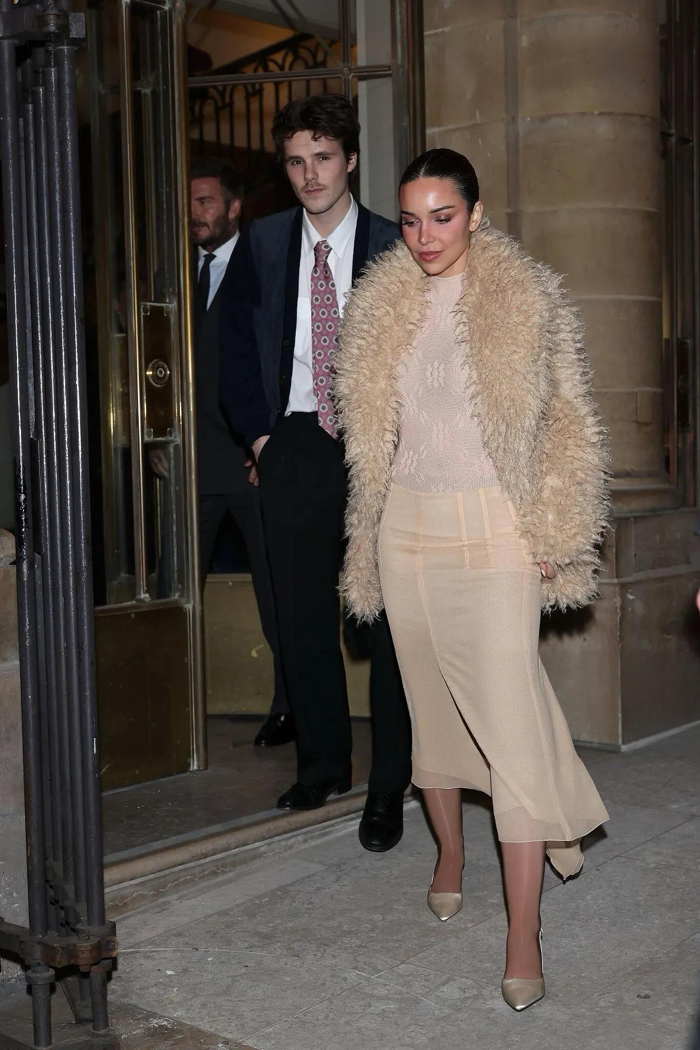 贝克汉姆拿14万爱马仕包，小七穿黑裙漂亮，维多利亚授勋很荣耀