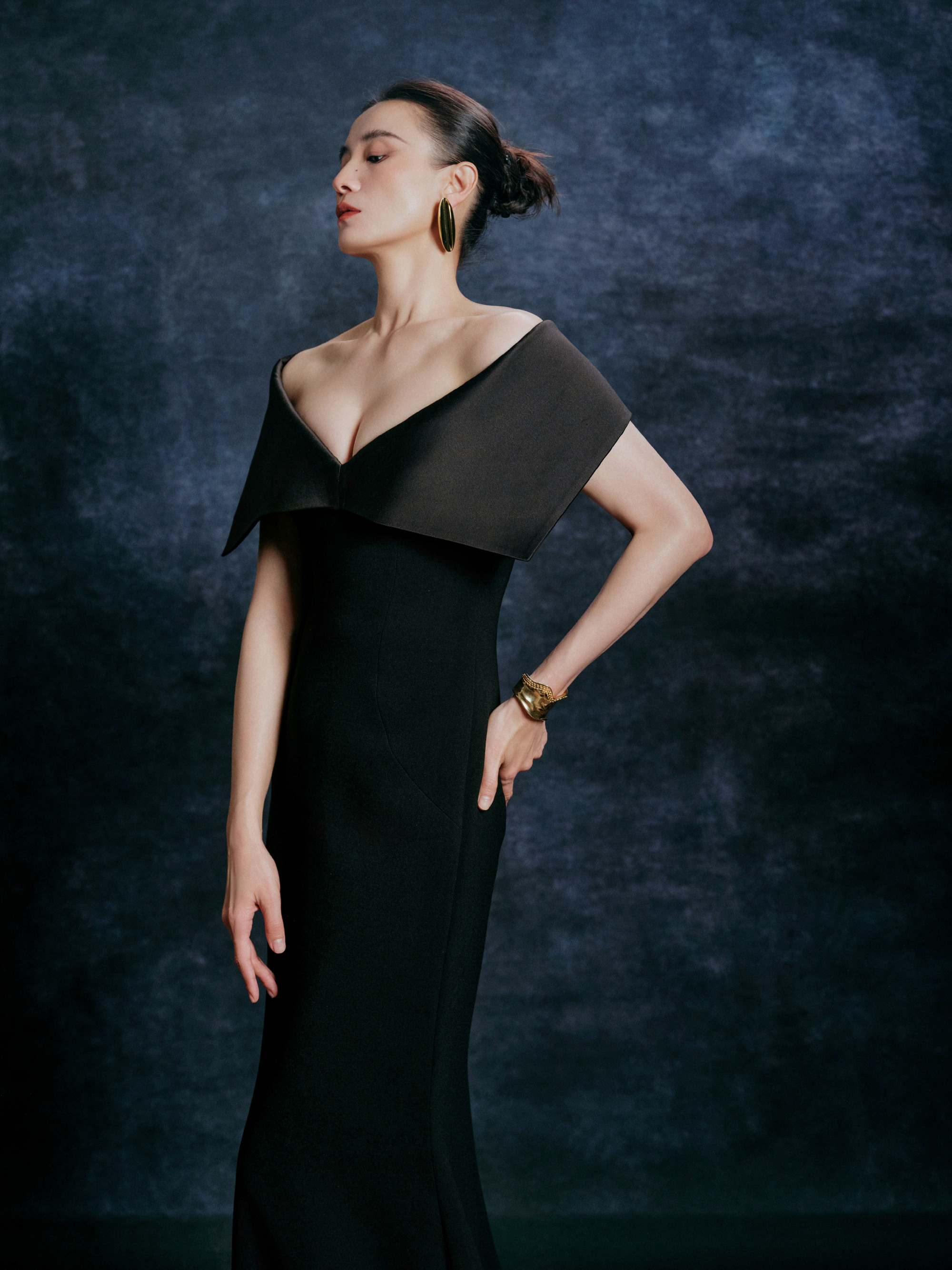 宋佳穿搭反差感：裙装冷艳疏离，裤装率性松弛