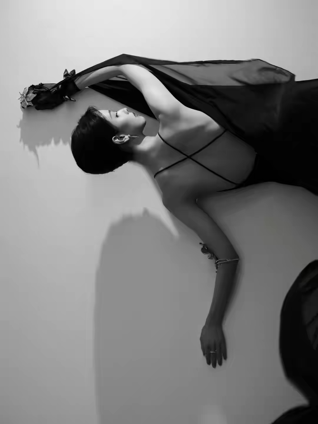 陈都灵深V露背长裙优雅黑天鹅