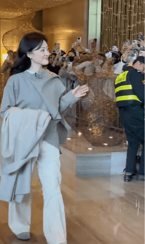 56岁周涛现身综艺录制,一袭卡其毛衣温婉依旧,从容姿态藏尽岁月温柔!