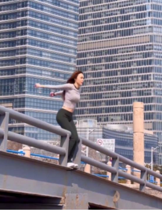 好拼！TVB小花主动敲监制门被拒，为博上位在天桥缺口处跳舞