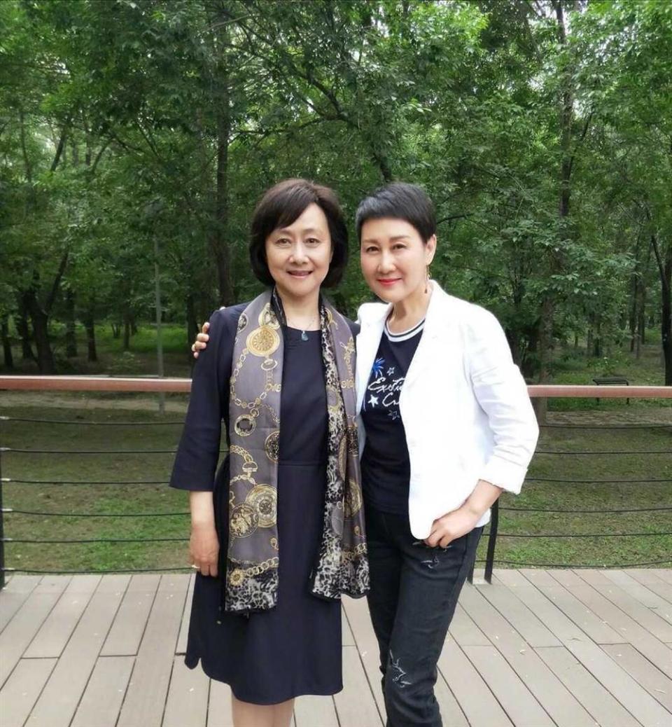 原来他们是夫妻，都是知名演员，在上海相守42年，儿子已是大导演