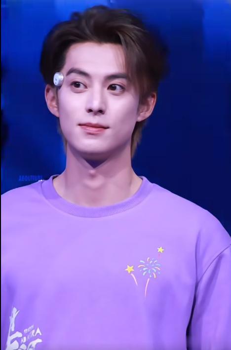 电影嘉年华：成龙找李、袁热聊，吴京挤开谢霆锋猛拍照，于适硬凑