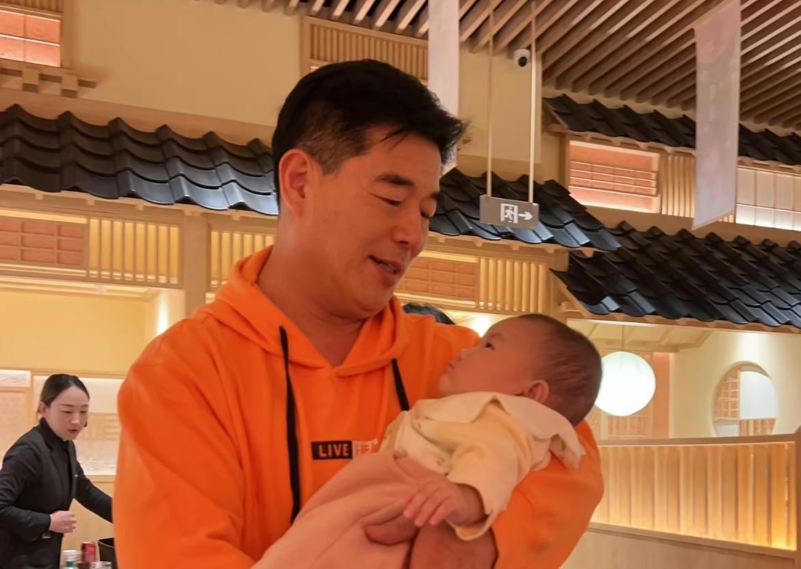 娶小27岁央视美女，快60岁才当爹，如今他衰老明显，娇妻貌美如花