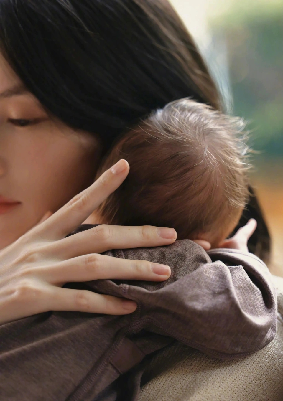 陈伟霆实力宠妻！何穗自曝产后掉眉毛睫毛，老公做5菜1汤还送花！