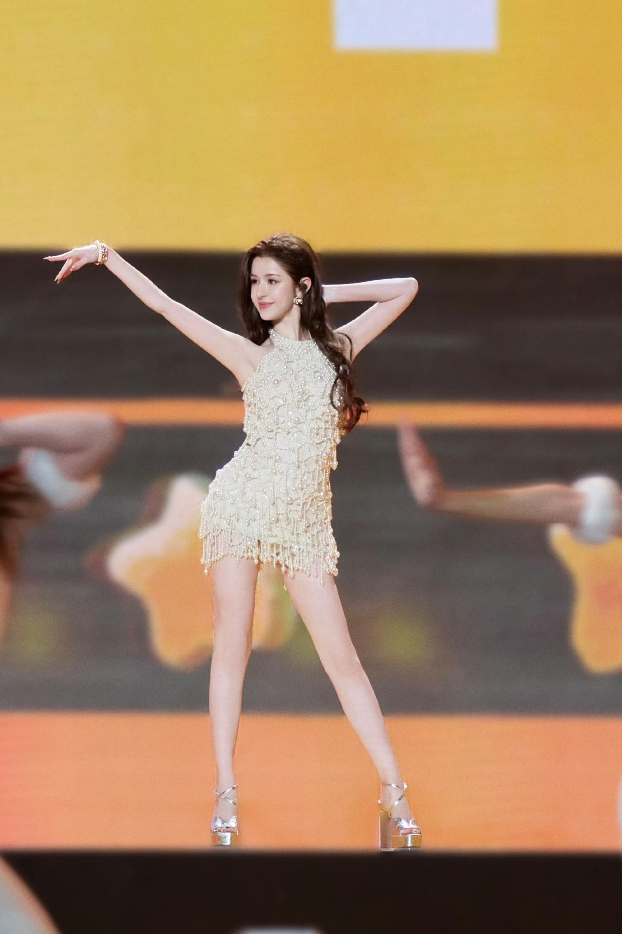 哈妮克孜穿搭好顶！香奈儿活动清冷贵气，跨年鎏金裙秀绝佳身材