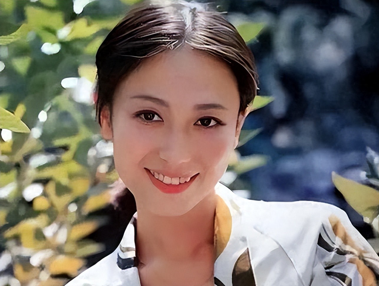 一婚丈夫嫌她太有名，二婚嫁豪门至今无子，今61岁被宠成公主