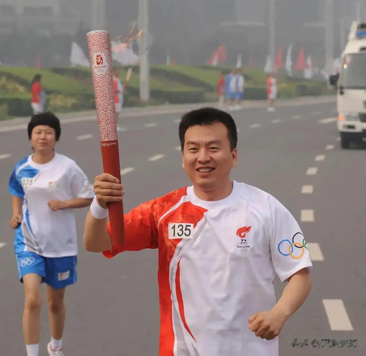 老婆跑了、儿子丢了、工作没了，主持人张泽群身上的谣言太荒唐