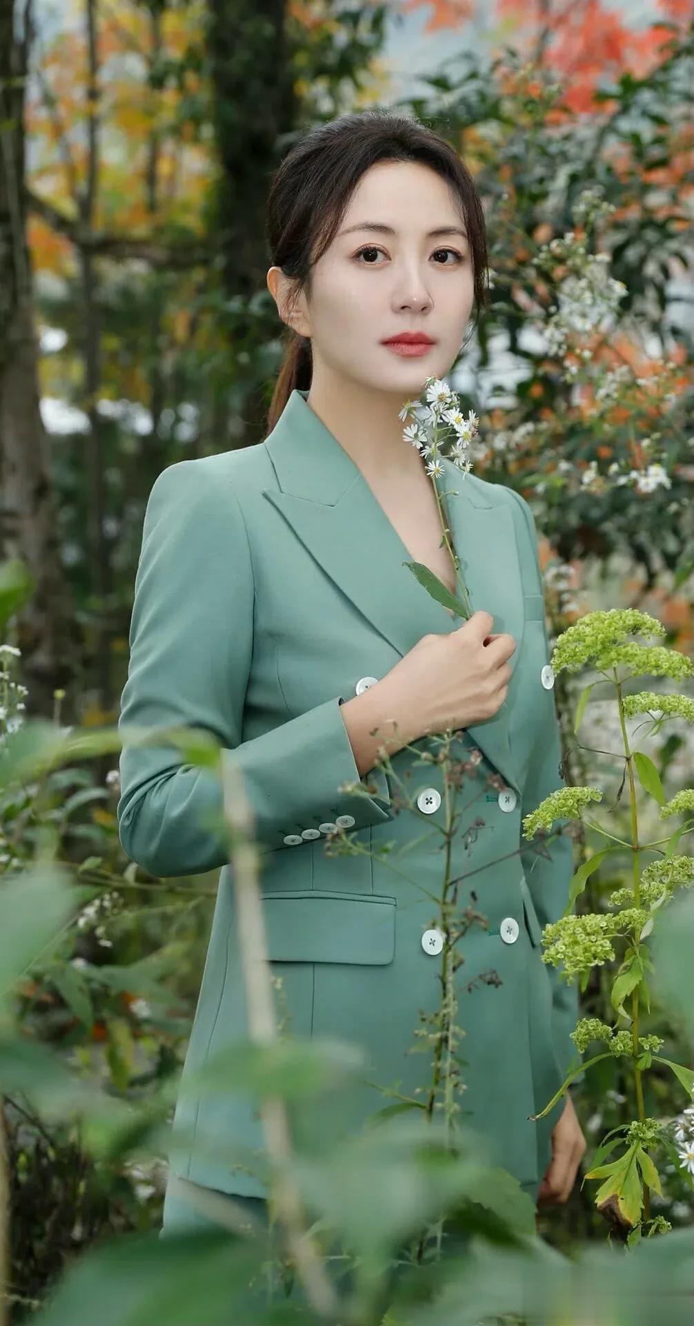 杨舒童写真鉴赏｜温婉雅致，落落大方