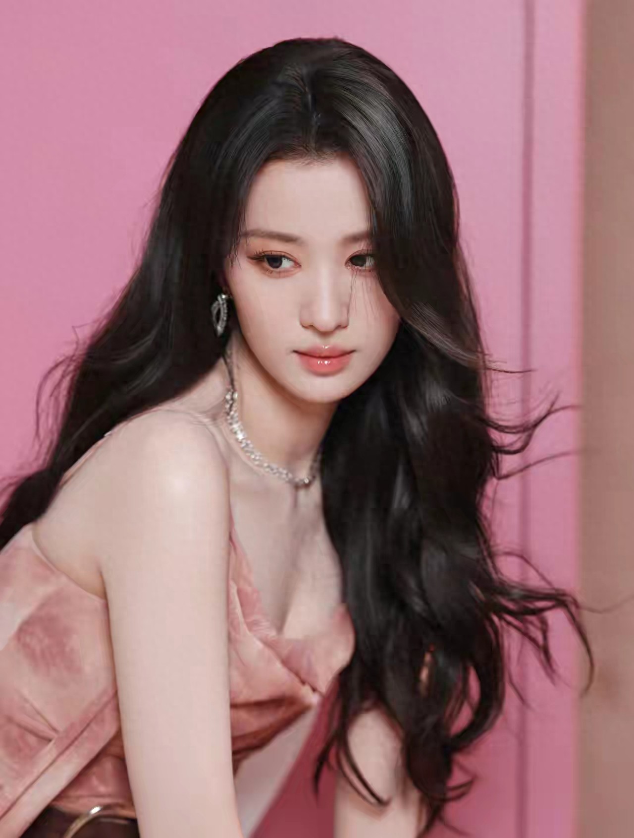 王楚然的大长腿 最新造型 裙子太短了吧????