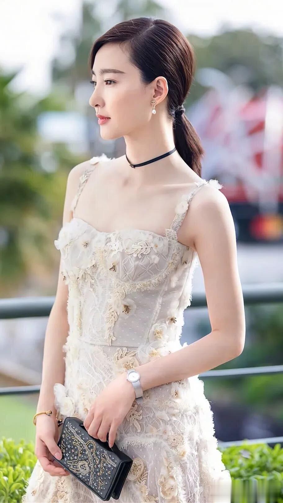 王丽坤写真鉴赏｜素白裙装，藏着最动人的气质。