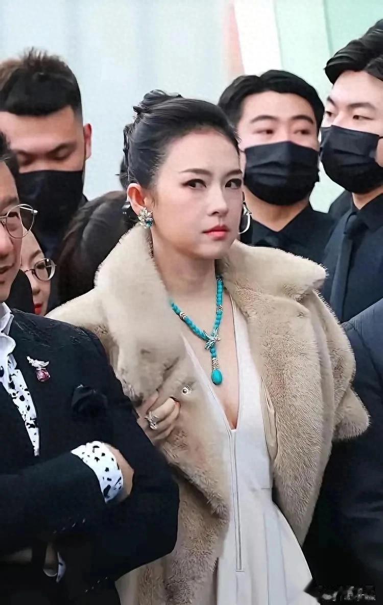 章子怡真有本事,整的越来越不像自己,但是也很好看