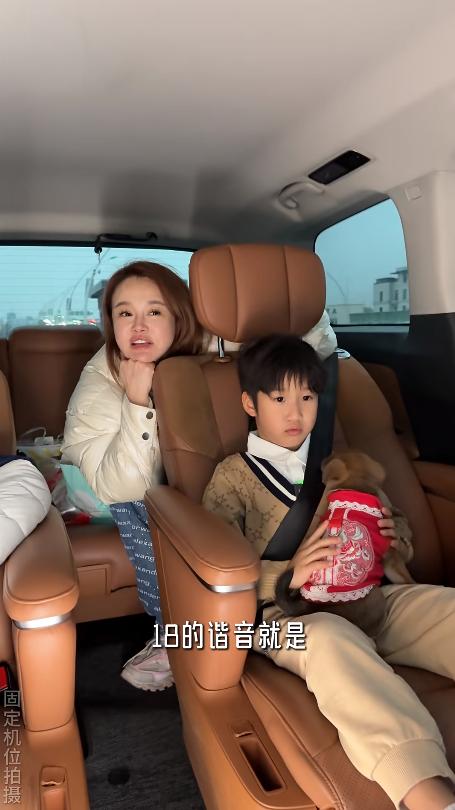 冉莹颖住豪宅哭穷省水电费!转头领养流浪狗,大方买新窝不看价格