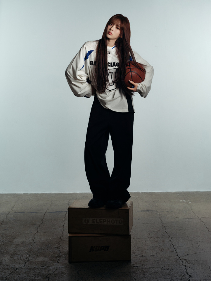 杨超越清纯似女大，半年三刷巴黎时装周！把高奢秀场走成自家客厅