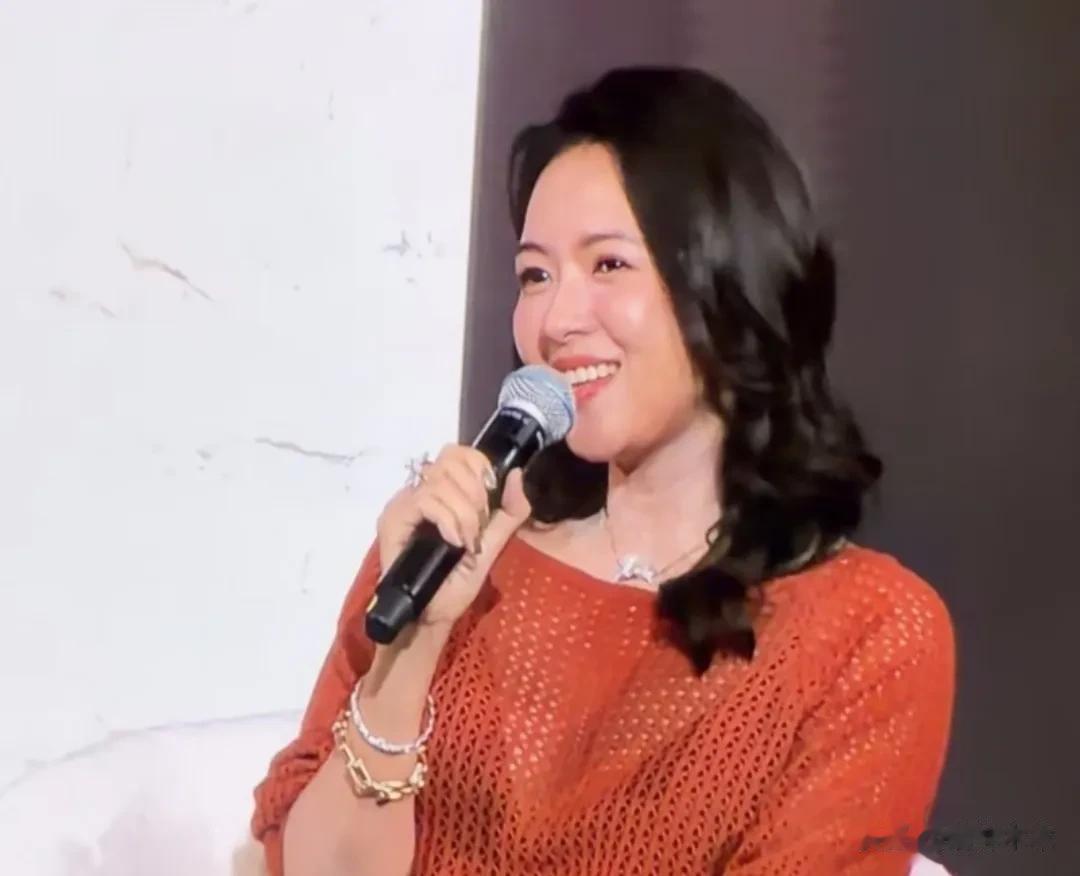 45岁张萌脸崩了，下巴坑坑洼洼后遗症明显，网友感慨她花期太短