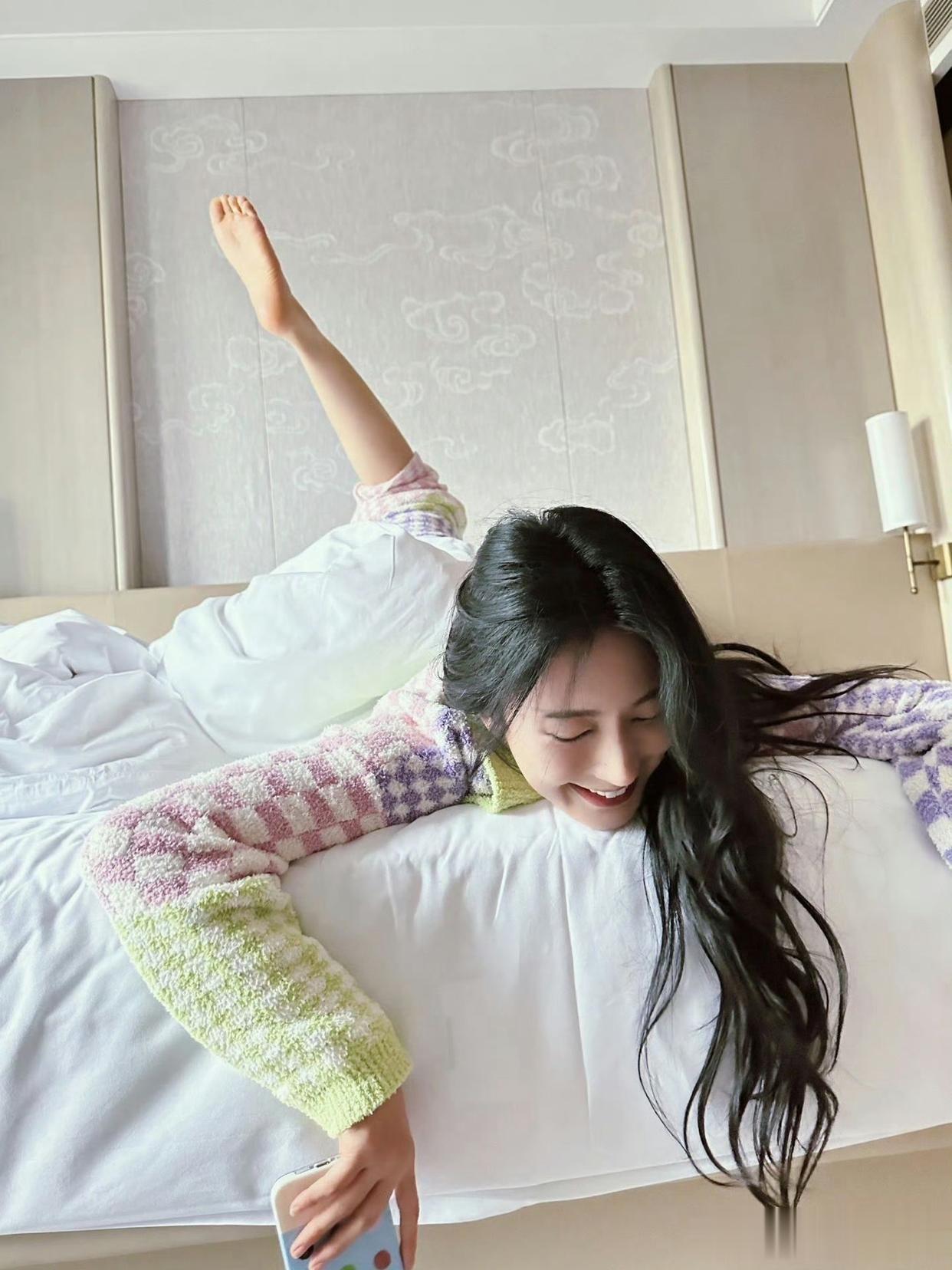 张俪唯美私服，小脚丫真抢镜。