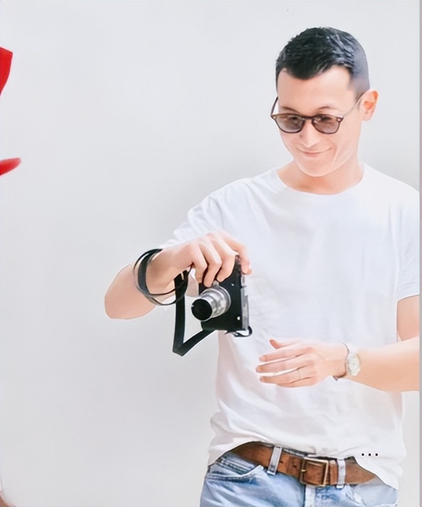 朱珠一家吃路边摊被偶遇！女儿热出一头汗，老公偷拍她满眼都是爱