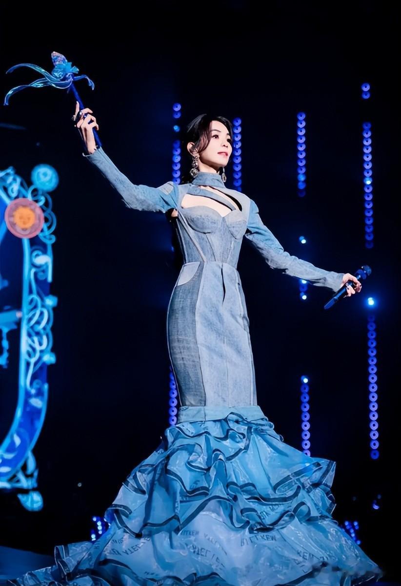 44岁Ella开演唱会,裤子短到快走光,往下拽裤腰露小腹动作很迷惑