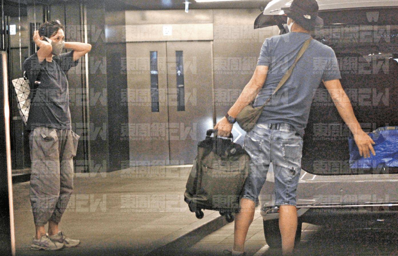 58岁郭蔼明与刘青云超市买菜