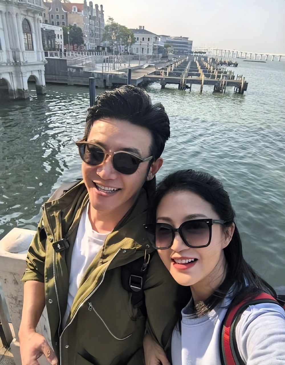 如今在上海定居的陆毅，49岁妻子风韵犹存，两个女儿共用一张脸