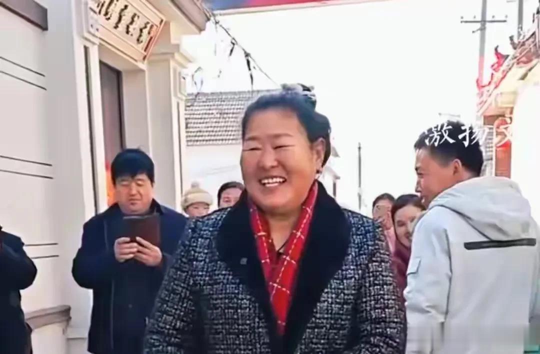 大衣哥女儿女婿初二回门,大衣嫂含泪相迎,朱雪梅邋遢造型被吐槽