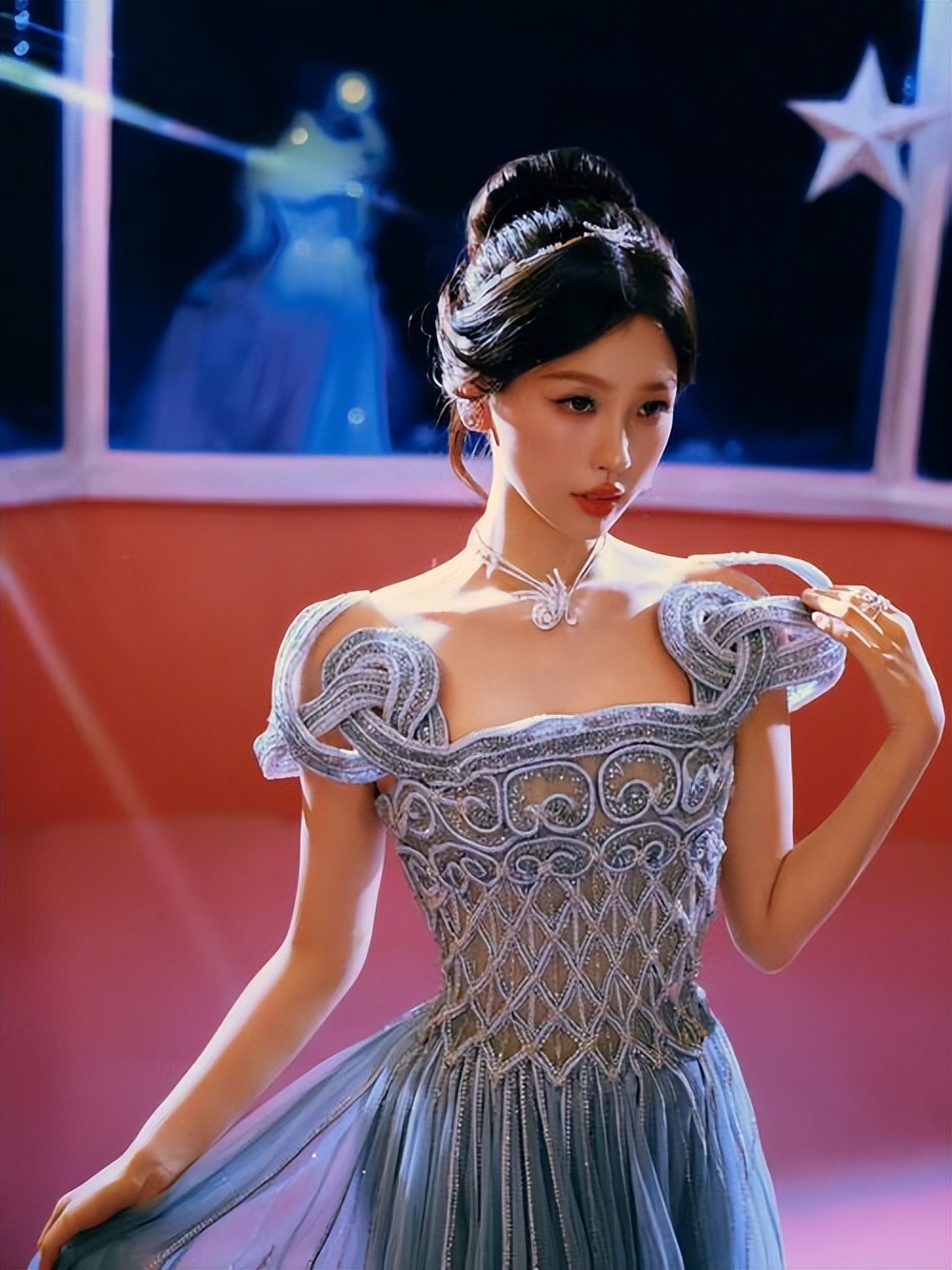 爷爷是钢铁大佬,父亲是上海富豪,她一头扎进娱乐圈混成流量顶流