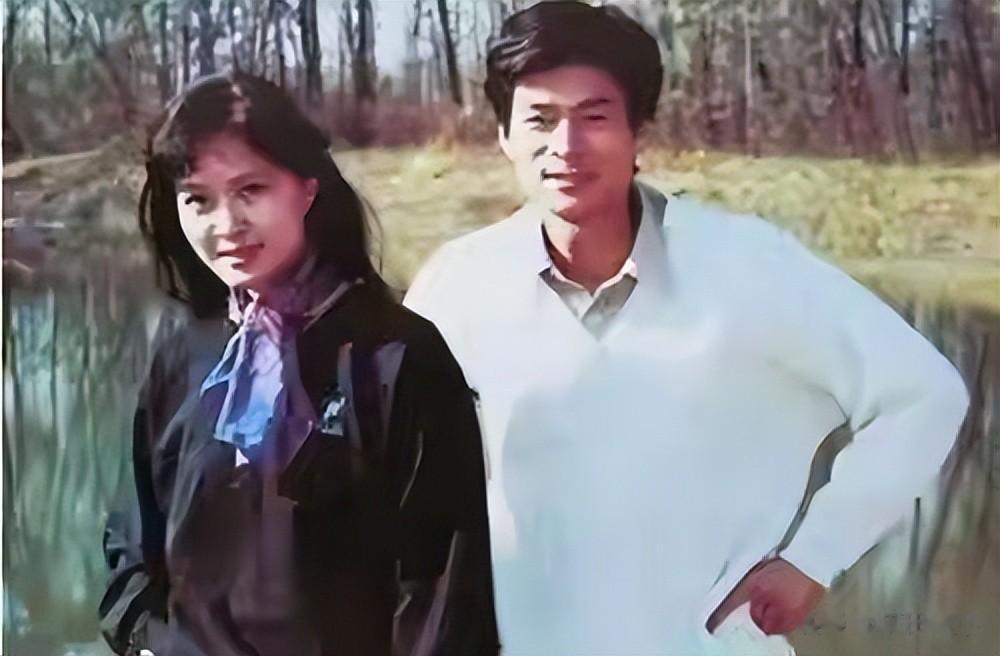 方舒:捧红屠洪刚后被抛弃,独自抚养两个女儿24年,女儿成其骄傲