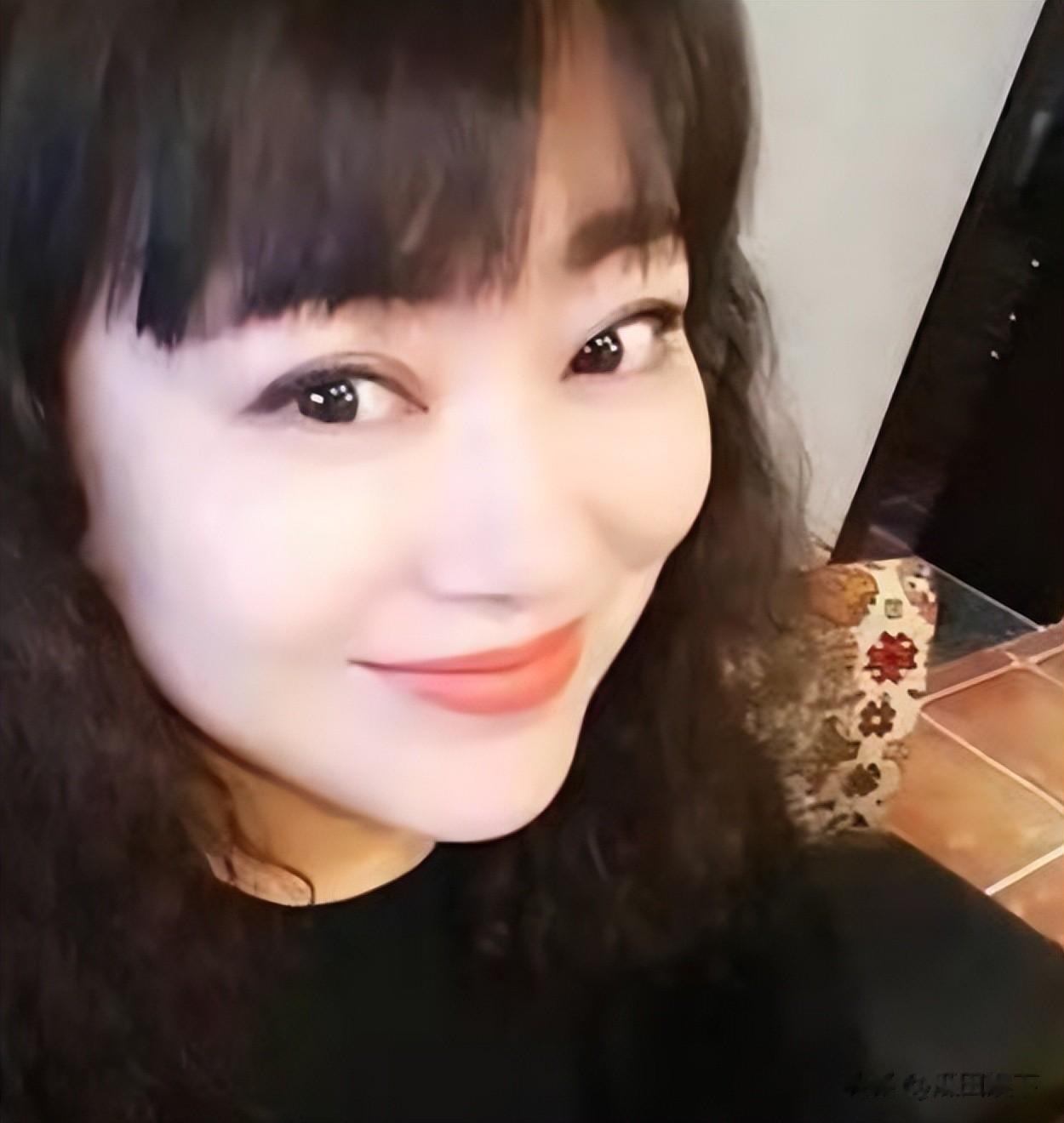 54岁李菁菁瘦身成功，已经吃素好多年了，高秀敏女儿是她的恩人