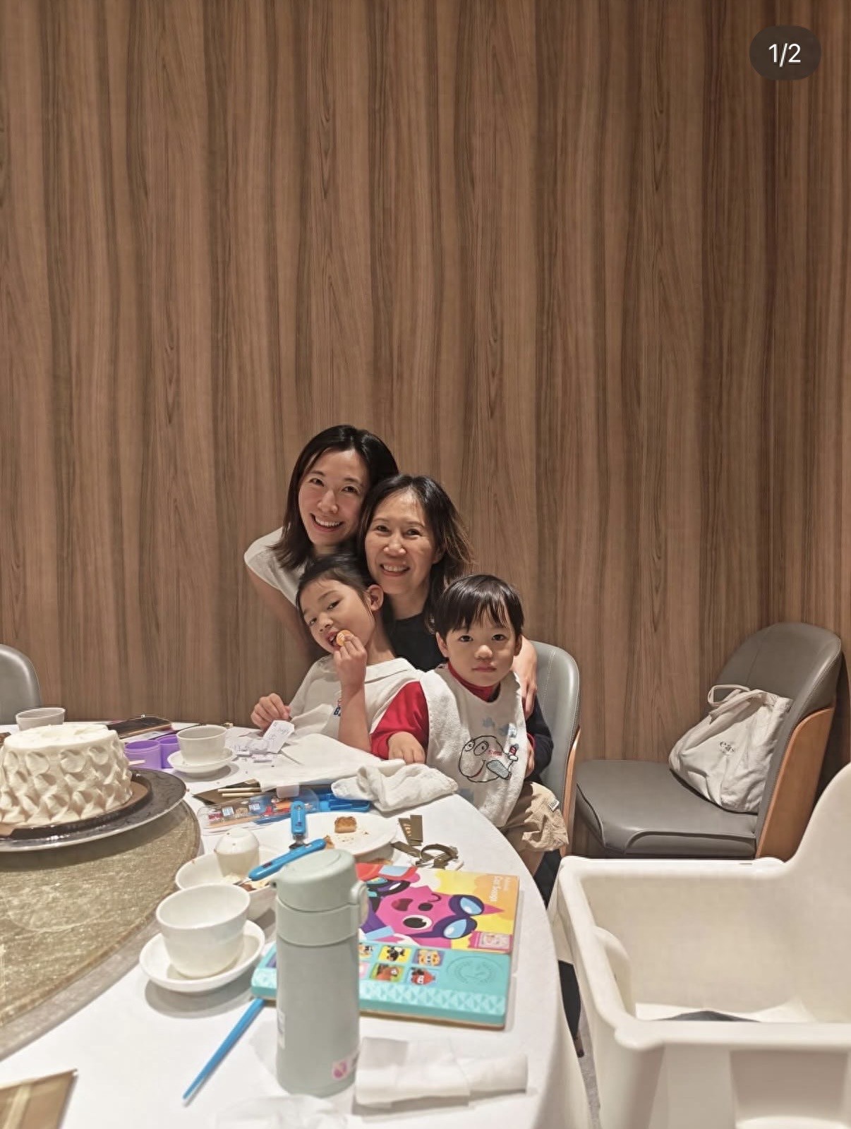 38岁港姐为母亲办大寿，三代同堂母女长得很像，大25岁丈夫没露脸