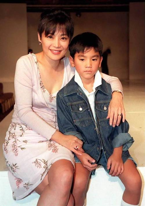 她插足富豪婚姻，37岁未婚先孕生下儿子，如今仍是香港顶级富婆