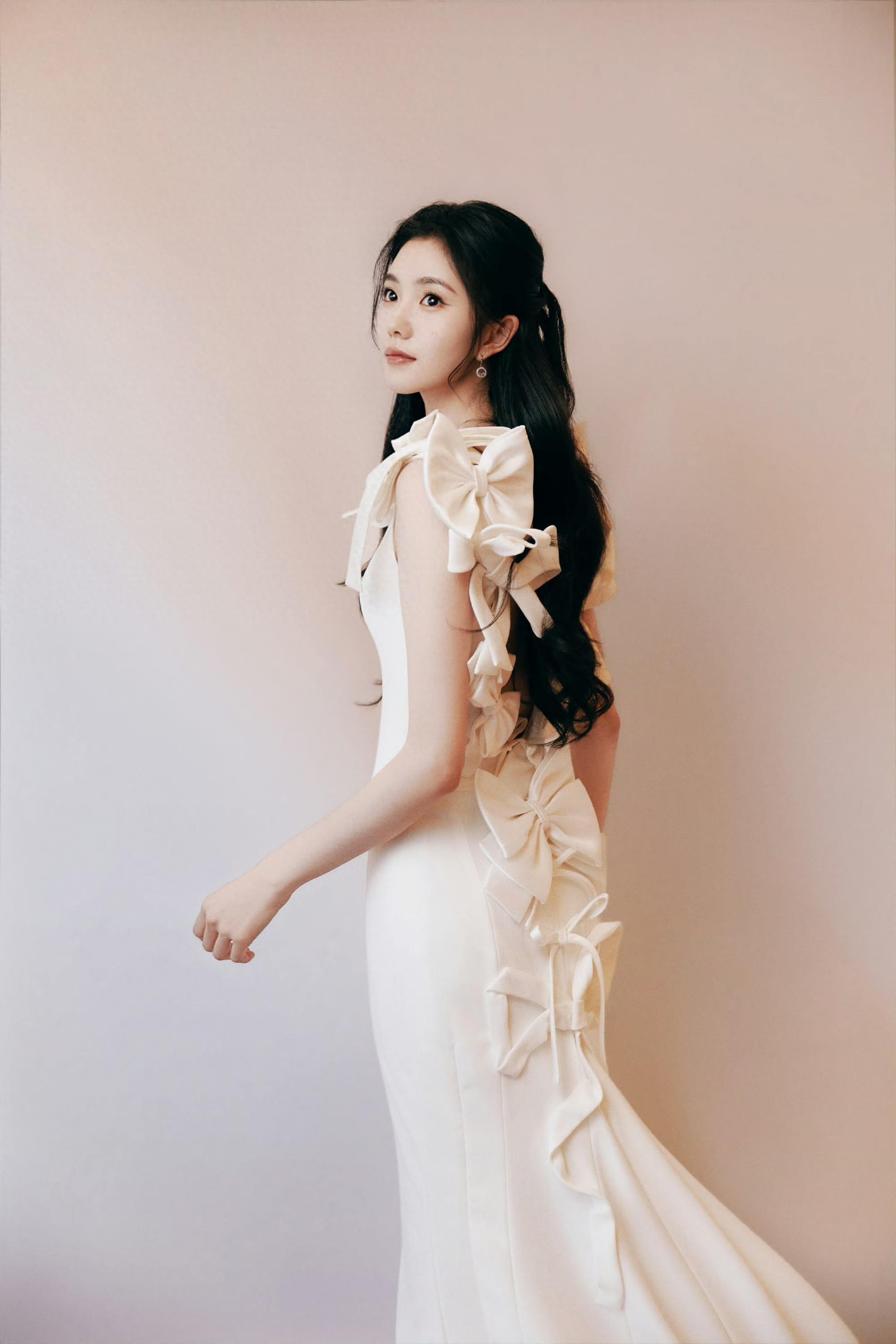 刘浩存米黄连衣裙