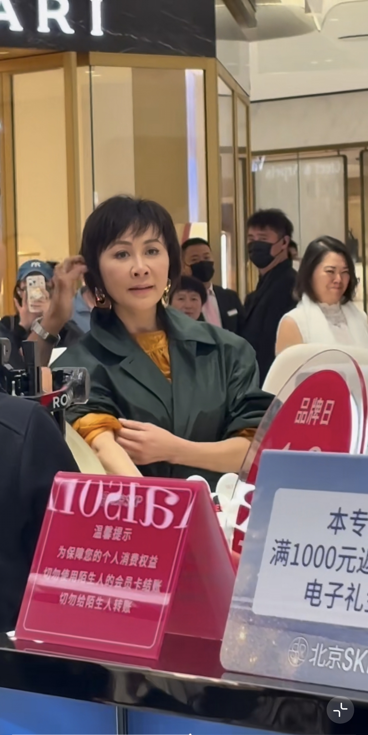 刘嘉玲北京出席活动，气场太强了，还踩着恨天高，状态是真的好！