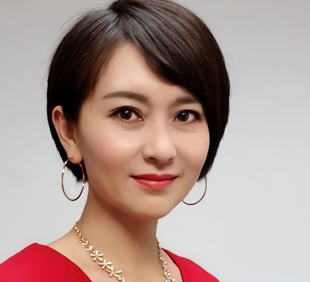 原来他俩是夫妻，丈夫是国足名宿，妻子是歌坛天后，女儿颜值超高