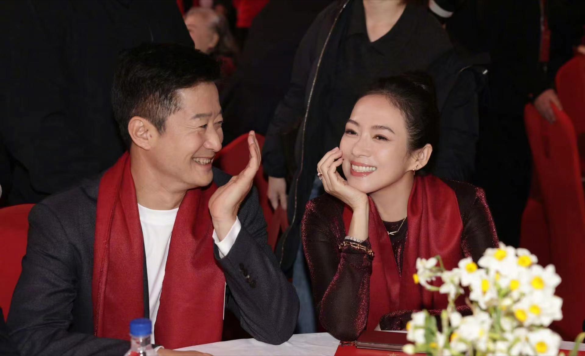 文联春晚现场太真实！明星高清真实面目曝光，章子怡边排队边补妆