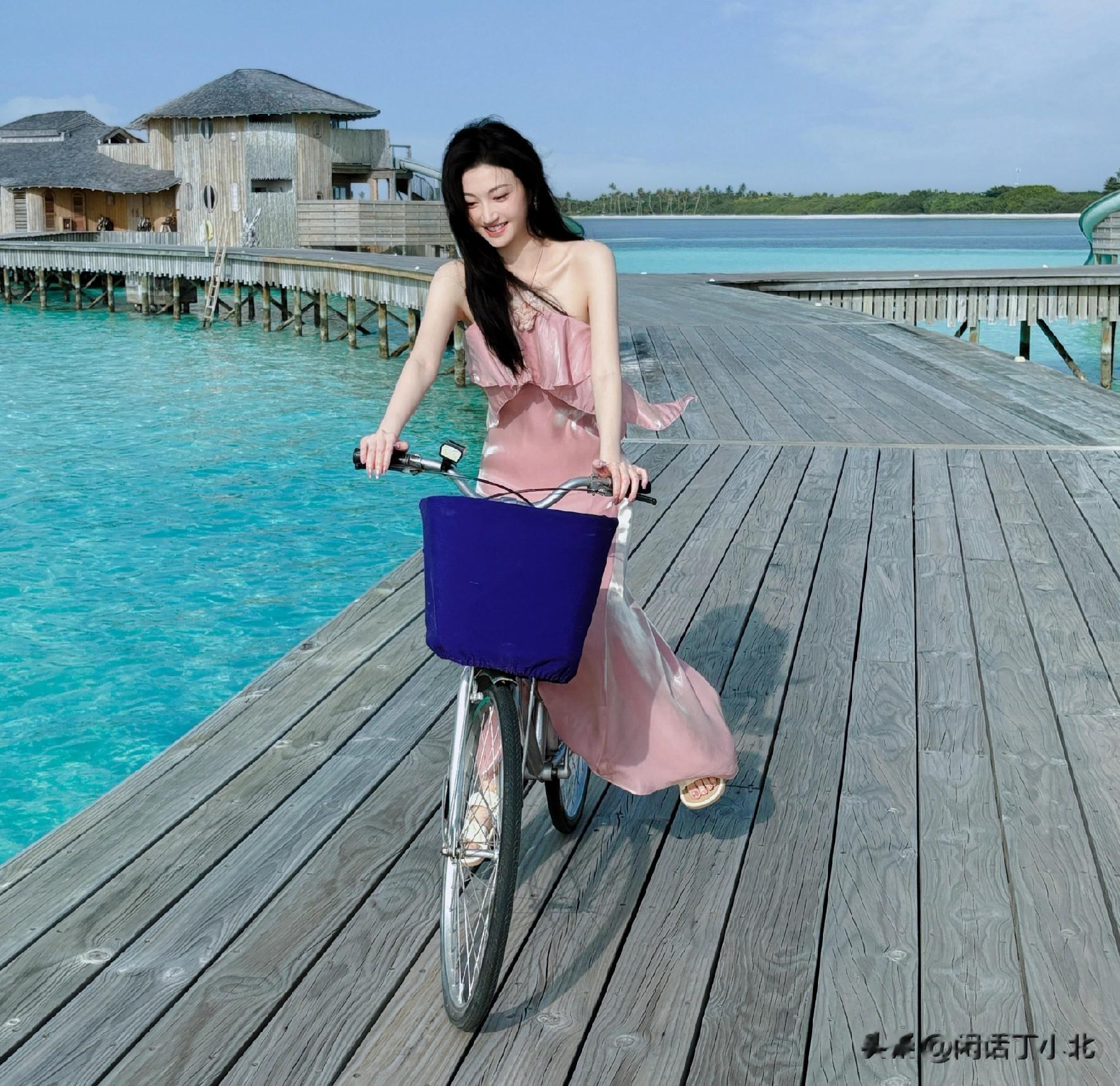 景甜海边粉裙 惊艳全网