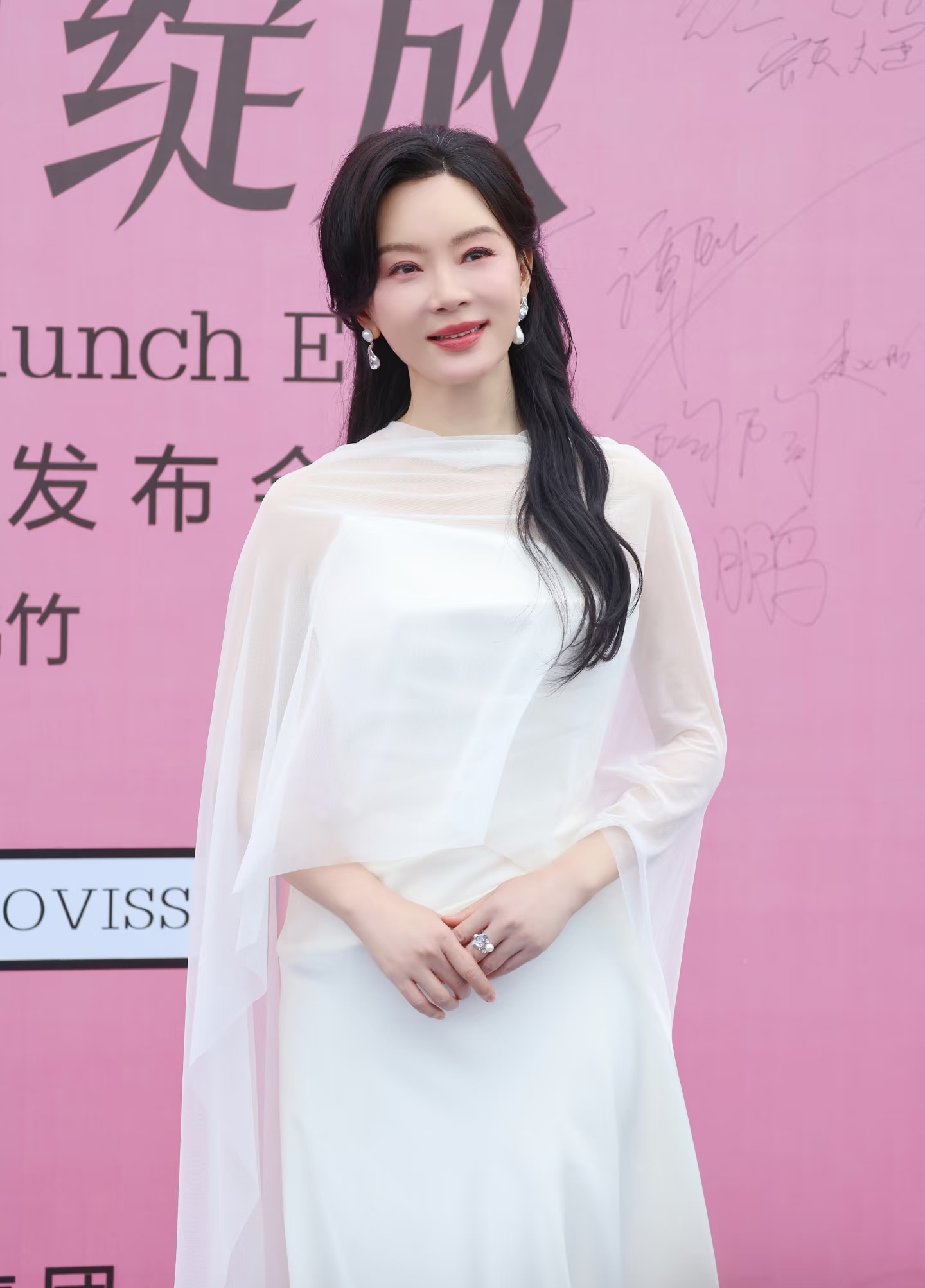 陈数亮相玫瑰谷活动，白色纱裙造型，长发温婉，尽显优雅知性美
