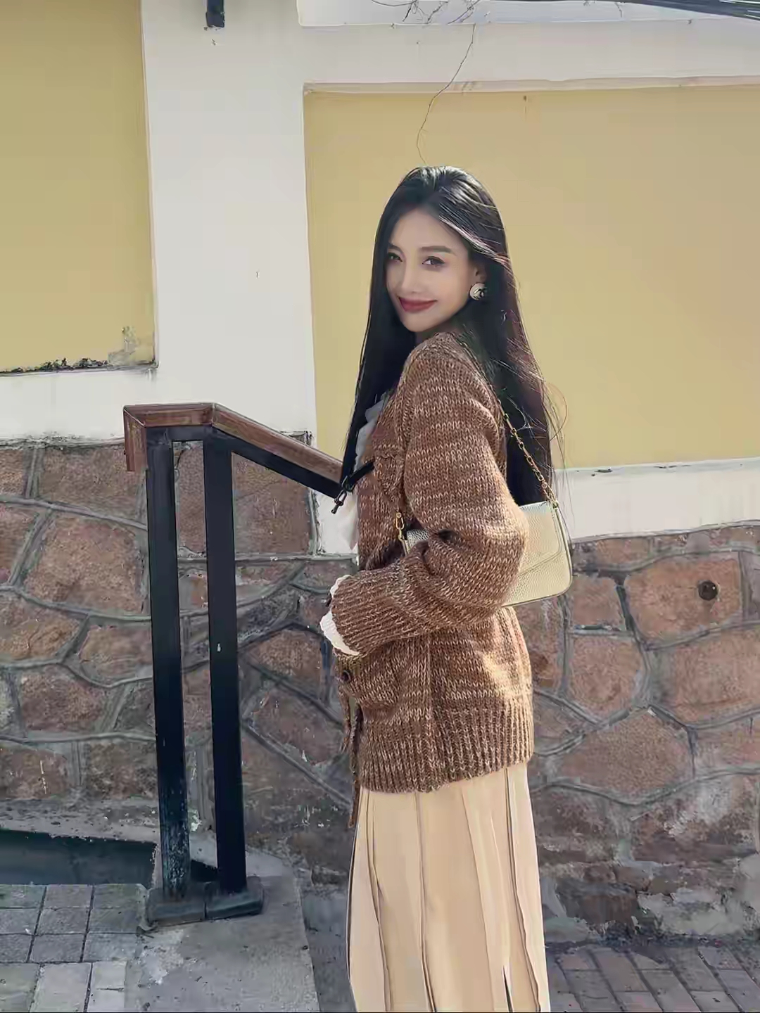 刘丹萌脚踩高跟筒靴在阳光下格外迷人，真好看