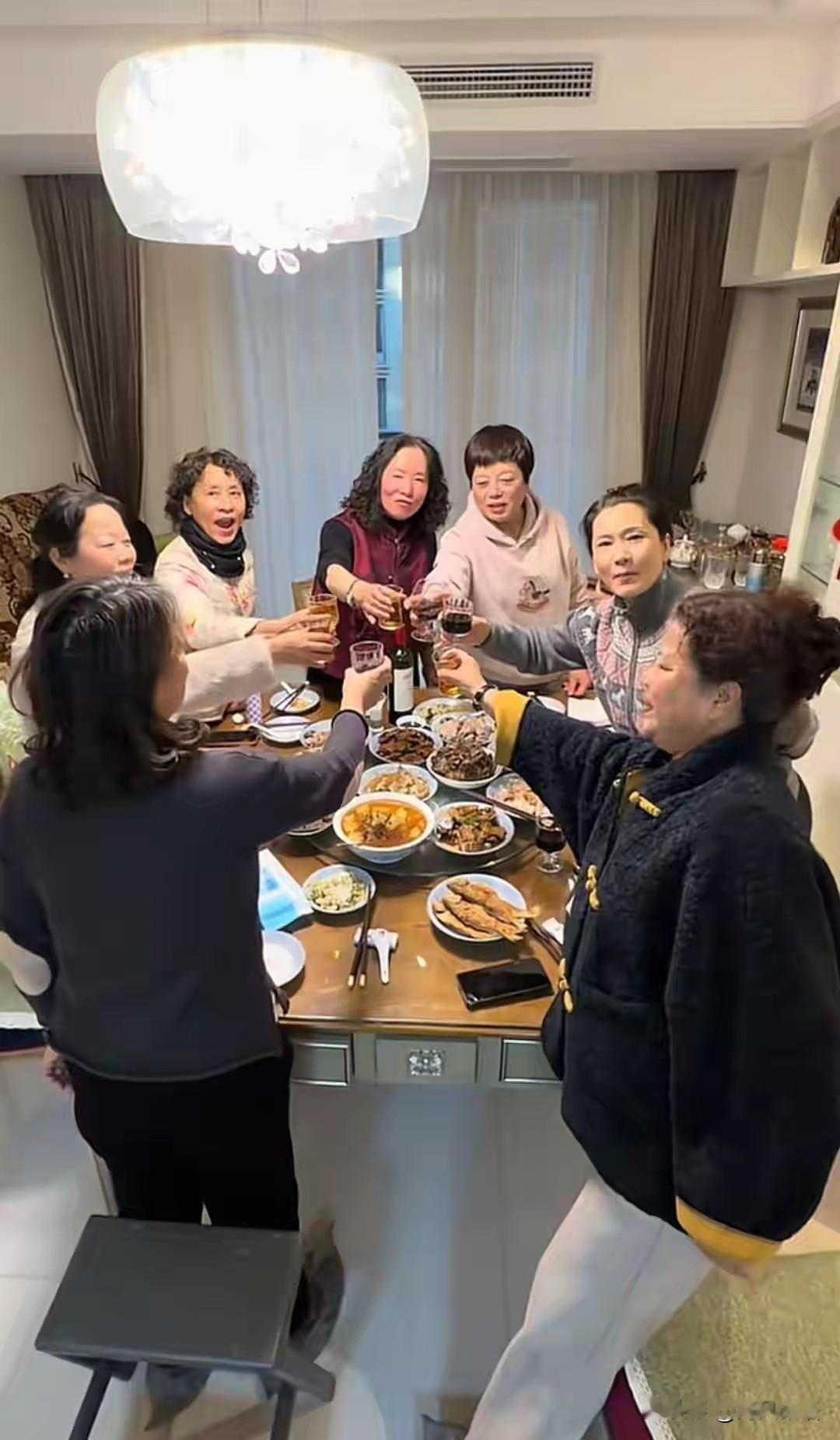 62岁何赛飞在家约姐妹小聚，不摆架子不搞排场，这氛围太舒服了