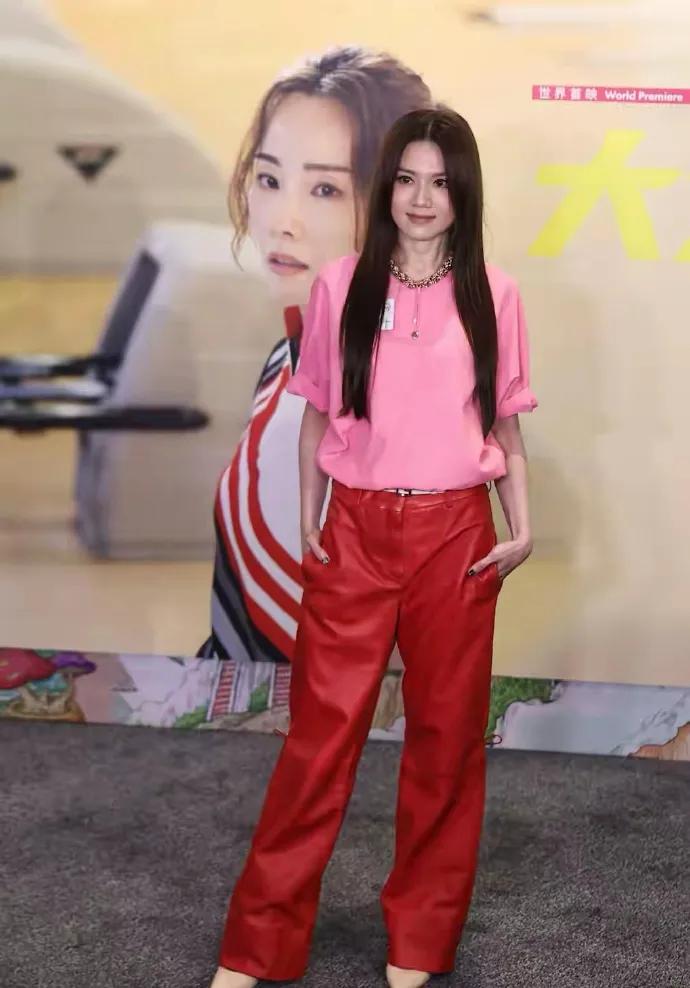周秀娜被李家诚提告后首露脸，粉衣红裤满面笑容，拒回应官司风波 ???