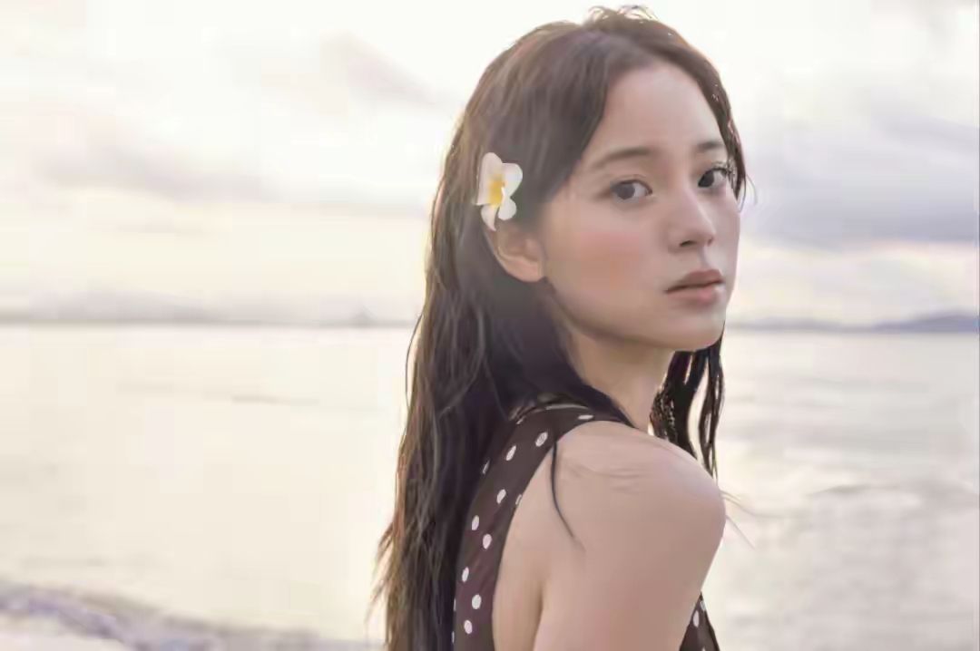 欧阳娜娜 海边泳衣写真，白嫩温润好身材