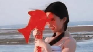 一张刘亦菲17岁海边旧照刷屏，肚子上的肉肉清晰可见