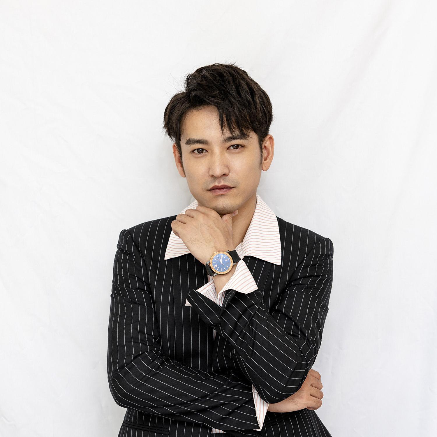 长得帅气耐看，演了107部戏也没红，如今46岁搭档江疏影红了