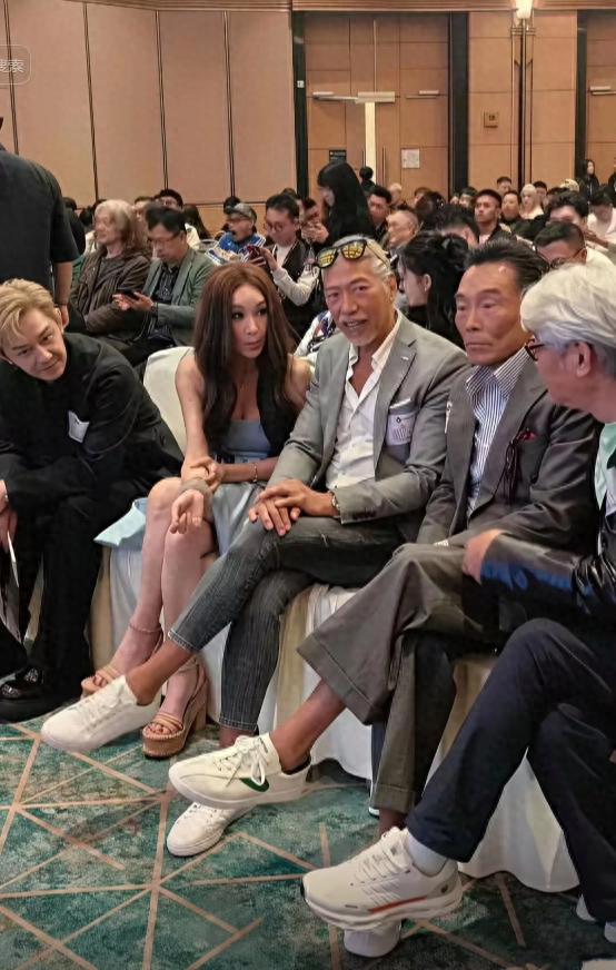 60岁温碧霞现身活动，穿公主裙皮肤紧致，45岁汪诗诗人高马大显老